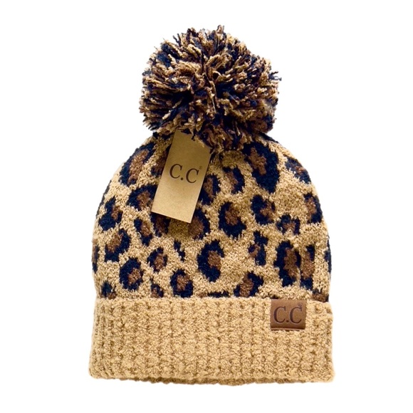 ❄️ NWT C.C Leopard Print Pom Pom Beanie & Touchscreen Gloves ❄️ - Picture 2 of 5